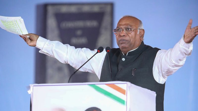 ’پہلگام حملہ میں آپ اپنی غلطی مان رہے ہیں، تو اس کی ذمہ داری بھی لینی چاہیے’، کھڑگے کا پی ایم مودی پر حملہ