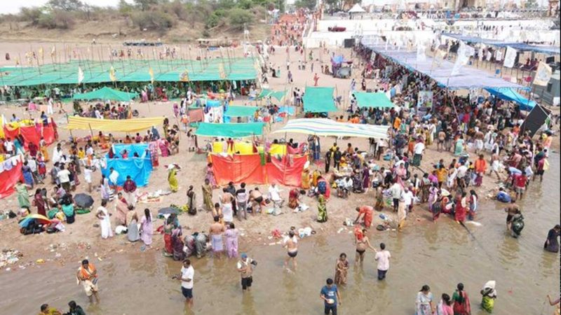 کالیشورم میں پشکرالو کے دوران شردھالووں کا ہجوم، بارش سے مشکلات میں اضافہ