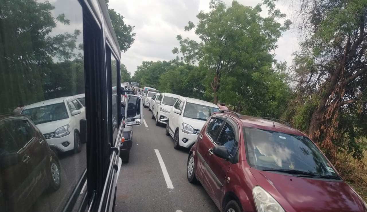 تلنگانہ: بھوپال پلی سے کالیشورم۔ 7 کلومیٹر تک ٹریفک جام، پشکرالو میں آئے افرادپریشان