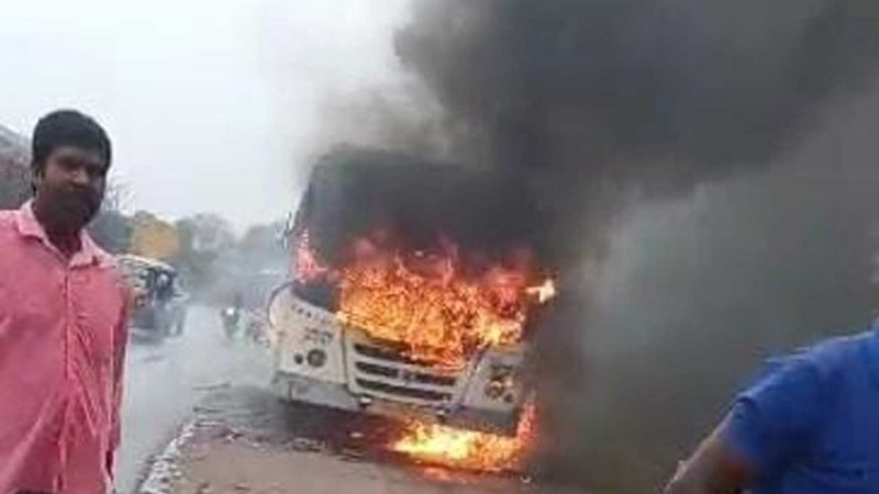تلنگانہ کے میڑچل میں پرائیویٹ بس میں اچانک آگ لگ گئی