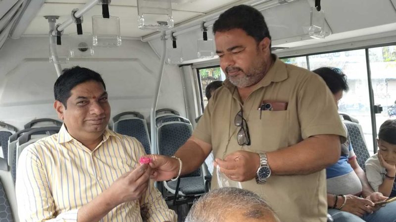 تلنگانہ آرٹی سی کی انوکھی پہل۔ بسوں کے استعمال کی حوصلہ افزائی کیلئے مسافرین کو پھول پیش کئے گئے