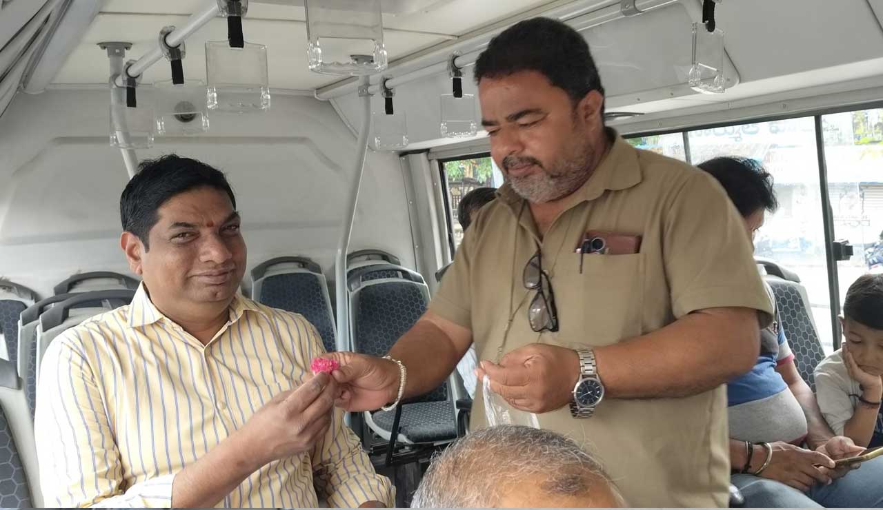 تلنگانہ آرٹی سی کی انوکھی پہل۔ بسوں کے استعمال کی حوصلہ افزائی کیلئے مسافرین کو پھول پیش کئے گئے