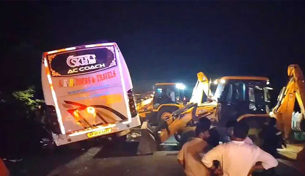 تلنگانہ: شادی سے واپسی کے دوران گاڑی حادثہ کا شکار ہوگئی۔ 4افرادہلاک اور20 سے زائد زخمی