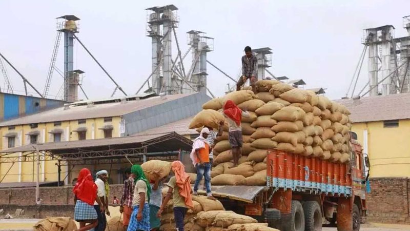 تلنگانہ: مزدوروں کی کمی۔دھان کو لاریوں سے اتارنے میں مشکلات