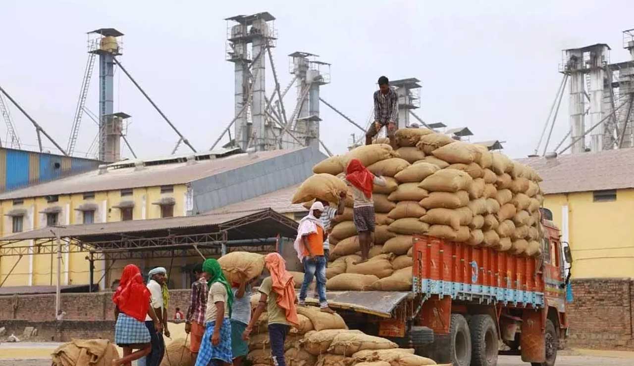 تلنگانہ: مزدوروں کی کمی۔دھان کو لاریوں سے اتارنے میں مشکلات