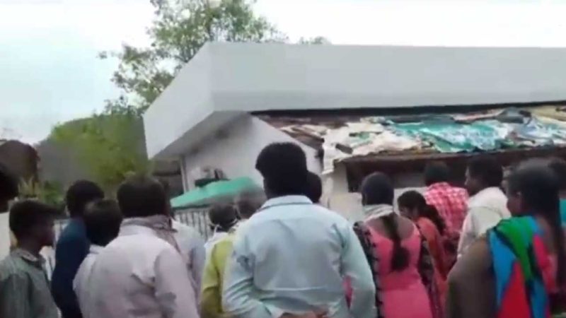 تلنگانہ: بیوی کی گھر واپسی کیلئے شوہر کا مکان کے سامنے خواتین تنظیموں کے ساتھ احتجاج