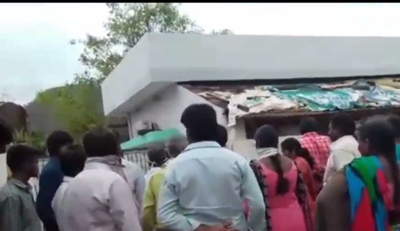 تلنگانہ: بیوی کی گھر واپسی کیلئے شوہر کا مکان کے سامنے خواتین تنظیموں کے ساتھ احتجاج