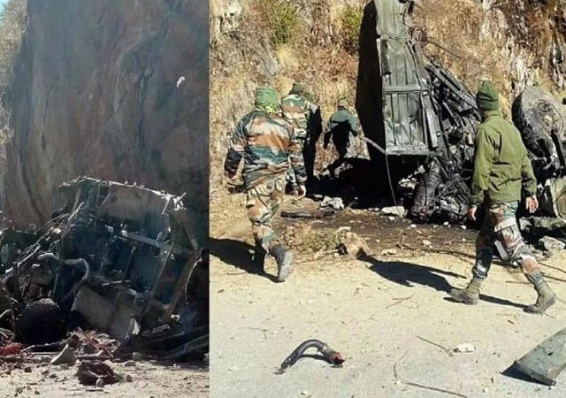 پاکستان کے میزائل حملے، متعدد بھارتی ایئرپورٹس بند، کشمیر میں ایڈیشنل کمشنر ہلاک