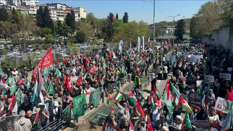 ترک عوام کا امریکی قونصلیٹ کے سامنے غزہ کی حمایت میں مظاہرہ