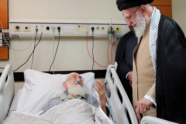 رہبر معظم کی آیت اللہ نوری ہمدانی کی عیادت