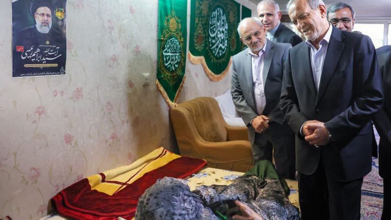 مشہد، صدر پزشکیان کی شہید رئیسی کی والدہ کے گھر پر حاضری+ ویڈیو