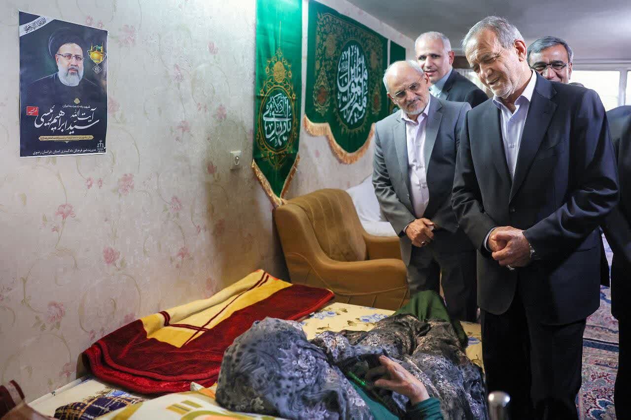مشہد، صدر پزشکیان کی شہید رئیسی کی والدہ کے گھر پر حاضری+ ویڈیو