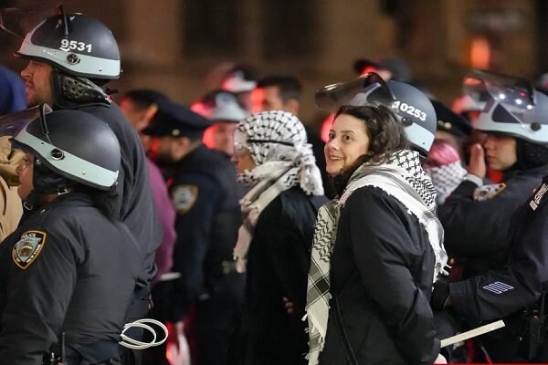 امریکی پولیس کا کولمبیا یونیورسٹی پر دھاوا، فلسطین کے حامی 78طلباء گرفتار+ویڈیو