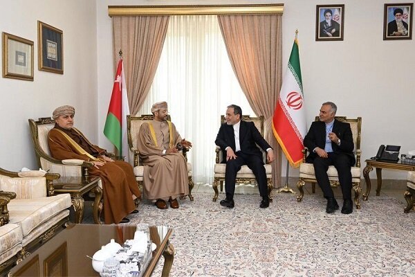 ایران و عمان کے وزرائے خارجہ کی ملاقات، ایران-امریکہ مذاکرات سے پر تبادلہ خیال