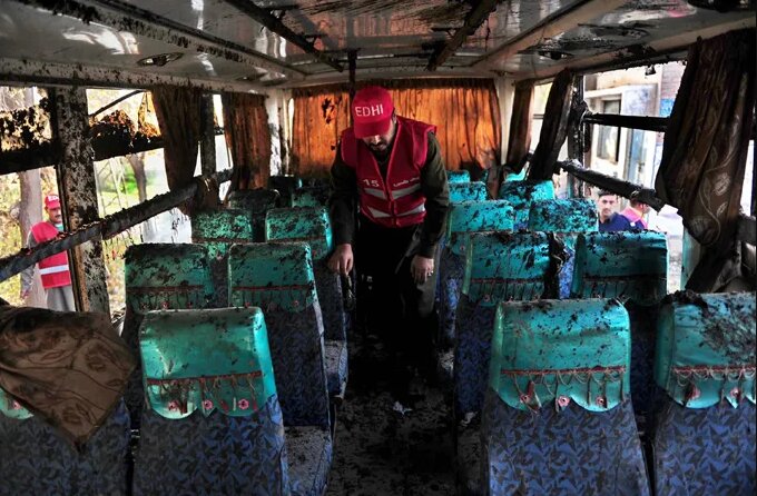 خضدار میں اسکول بس پر خودکش حملہ، 3 بچوں سمیت 5 افراد جاں بحق، 38 زخمی