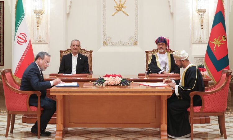 ایران اور عمان کے درمیان تعاون کی 18 یاد داشتوں پر دستخط