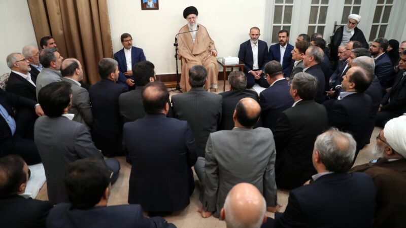بدعنوانی کے خلاف جنگ کی شرط یہ ہے کہ حکام بدعنوانی کے عوامل سے دور ہوں، رہبر معظم انقلاب