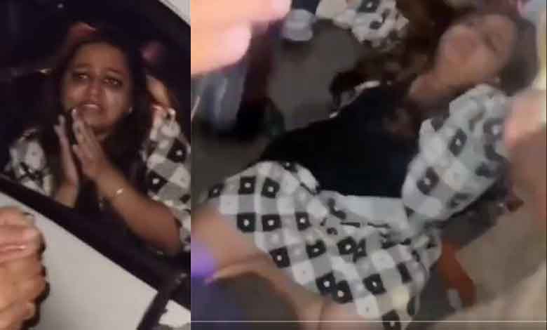 تیز رفتار گاڑی نے موٹر سائیکل سوار خاندان کو روند ڈالا، نشے میں دھت خاتون ڈرائیور گرفتار (ویڈیو)