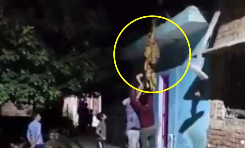 ظلم کی تمام حدیں پار، شرابی شوہر نے بیوی کو چھت سے اُلٹا لٹکا دیا۔ ویڈیو وائرل