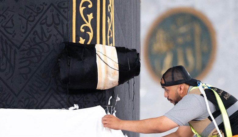 ماضی کے واقعات کے پیش نظر غلافِ کعبہ کو نقصان سے بچانے کا فیصلہ