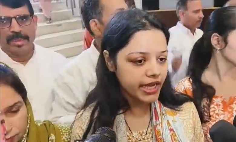 پہلگام حملہ: "مسلمانوں اور کشمیریوں کو نشانہ نہ بنائیں” – جان گنوانے والے لیفٹیننٹ ونئے نروال کی اہلیہ کی اپیل