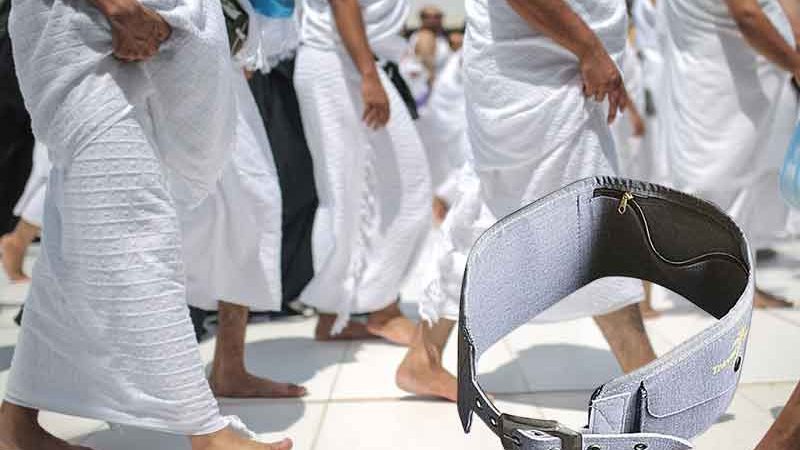 احرام کی چادر پر بیلٹ باندھنا
