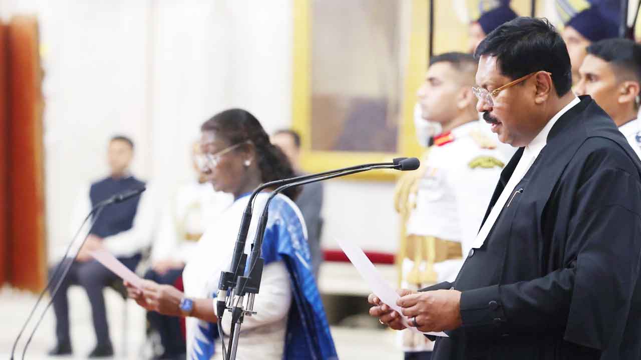 جسٹس گوائی نے سپریم کورٹ کے 52 ویں چیف جسٹس کے طور پر لیا حلف