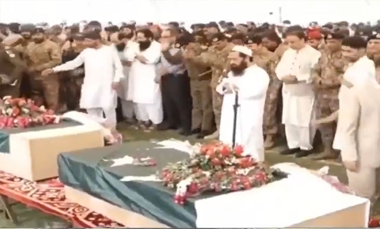 قاری عبدالملک کی نماز جنازہ میں پاکستانی فوجیوں اور جماعت الدعوۃ ارکان کی شرکت