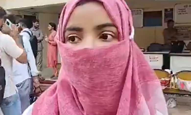 12 طالبات کے ساتھ دست درازی، اسسٹنٹ پروفیسر ڈاکٹر عبدالعلیم انصاری گرفتار (ویڈیو)
