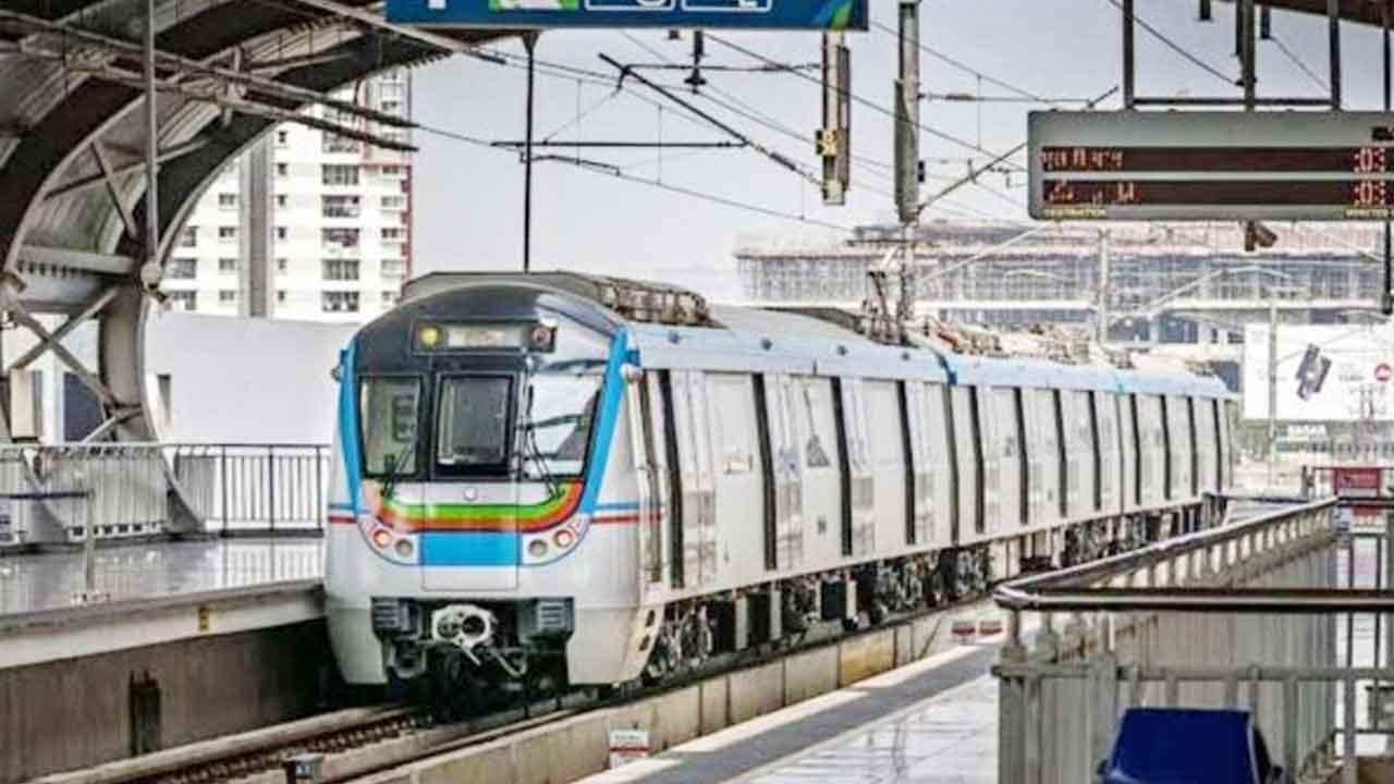 حیدرآبادمیٹرو ٹرین ایک بار پھر تکنیکی خرابی کا شکار، عوام کو مشکلات کا سامنا