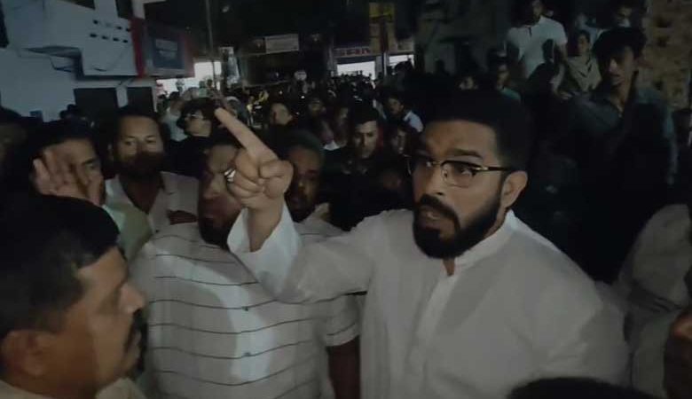 ایم ایل اے ماجد حسین کی قیادت میں دھرنا، شراب کی دکان بند کرنے کا مطالبہ