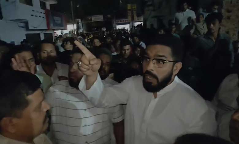 ایم ایل اے ماجد حسین کی قیادت میں دھرنا، شراب کی دکان بند کرنے کا مطالبہ