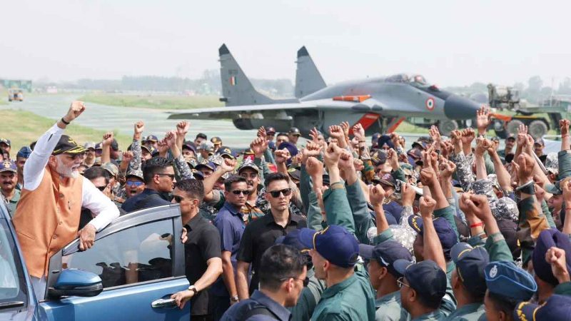 وزیراعظم کا آدم پور ایئر بیس کا دورہ، عہدیداروں اور جوانوں سے ملاقات کی