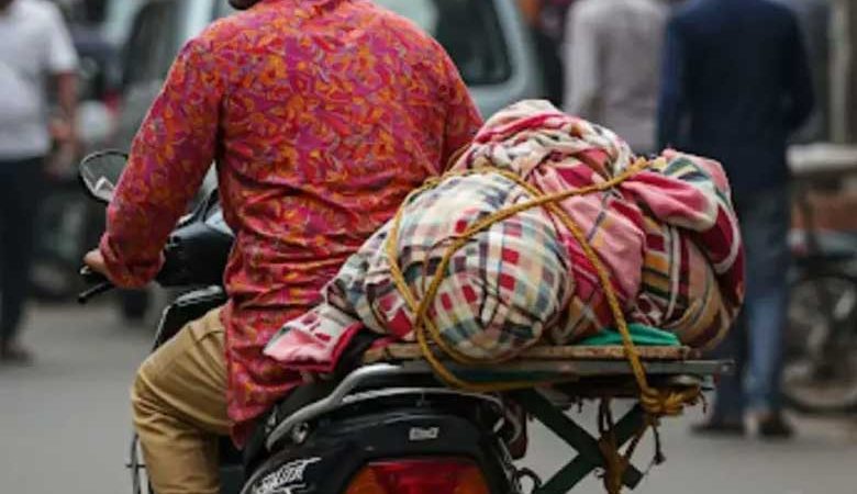 بیوی کا گلا گھونٹ کر قتل، لاش بوری میں ڈال کر اسکوٹر پر  لے جاتے ہوئے شوہر رنگے ہاتھوں گرفتار
