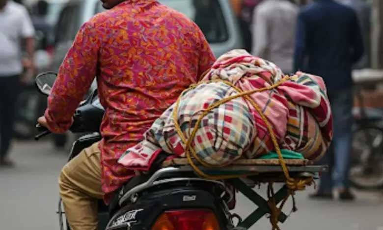 بیوی کا گلا گھونٹ کر قتل، لاش بوری میں ڈال کر اسکوٹر پر  لے جاتے ہوئے شوہر رنگے ہاتھوں گرفتار