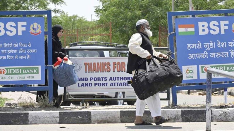 پاکستان نے اپنے ہی شہریوں کو اندر آنے سے روک دیا، اٹاری۔ واگھا بارڈر پر تنازعہ