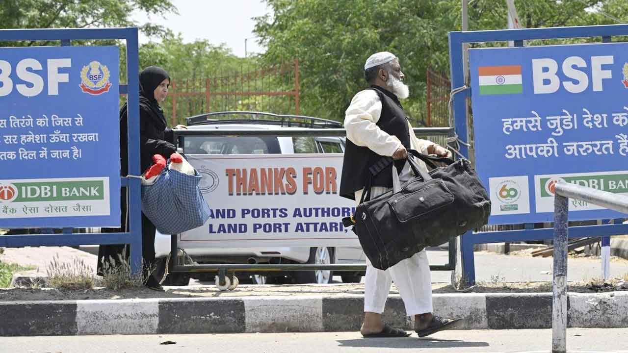 پاکستان نے اپنے ہی شہریوں کو اندر آنے سے روک دیا، اٹاری۔ واگھا بارڈر پر تنازعہ