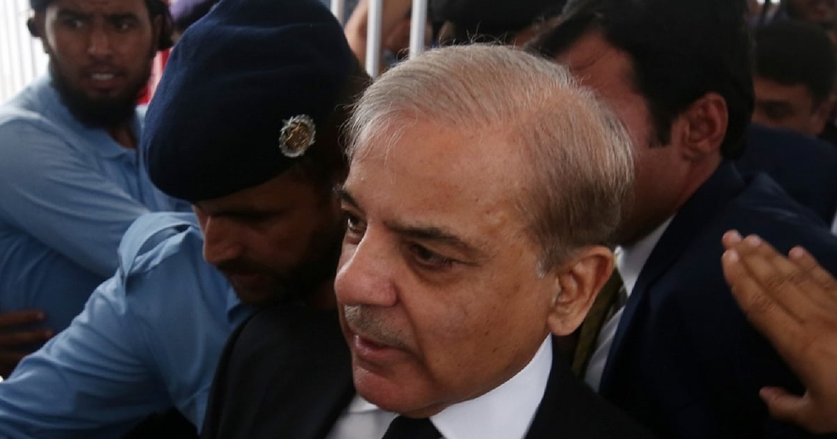 ہندوستان کے خلاف ماحول بنانے ایران پہنچے پاکستانی وزیر اعظم شہباز شریف کو خامنہ ای نے غزہ معاملہ پر لگا دی پھٹکار!