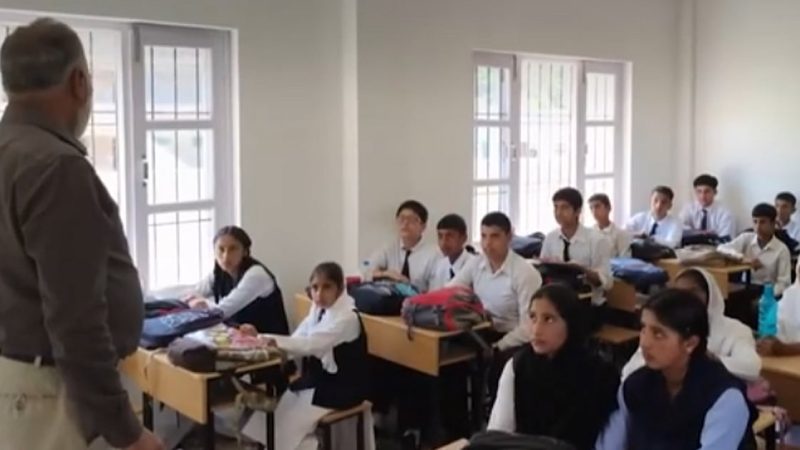 کشمیر کے اسکولوں میں سیکورٹی مشقیں، بچوں کو دی جا رہی دہشت گرد حملوں سے بچاؤ کی تربیت