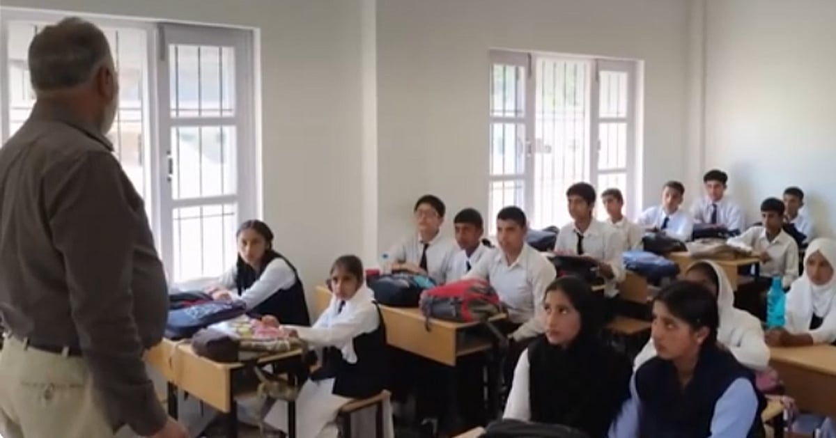 کشمیر کے اسکولوں میں سیکورٹی مشقیں، بچوں کو دی جا رہی دہشت گرد حملوں سے بچاؤ کی تربیت