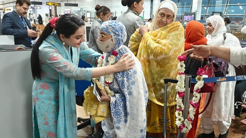 دہلی سے بغیر محرم خواتین عازمین حج مدینہ کے لیے روانہ، دہلی حج کمیٹی کی چیئرپرسن کوثر جہاں رہیں موجود