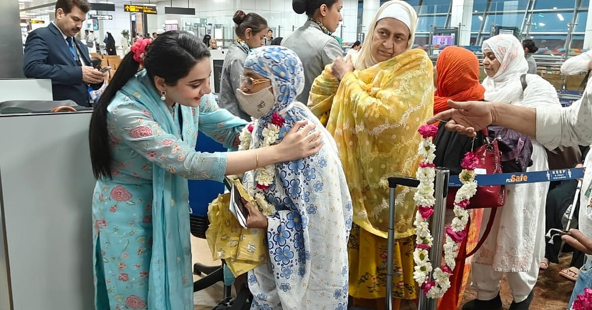 دہلی سے بغیر محرم خواتین عازمین حج مدینہ کے لیے روانہ، دہلی حج کمیٹی کی چیئرپرسن کوثر جہاں رہیں موجود