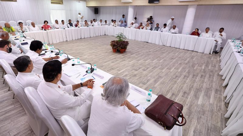 کانگریس مجلس عاملہ کی میٹنگ میں پہلگام حملہ کے متاثرہ کنبہ کے ساتھ اظہارِ یکجہتی، ڈاکٹر گرجا ویاس کو خراج عقیدت