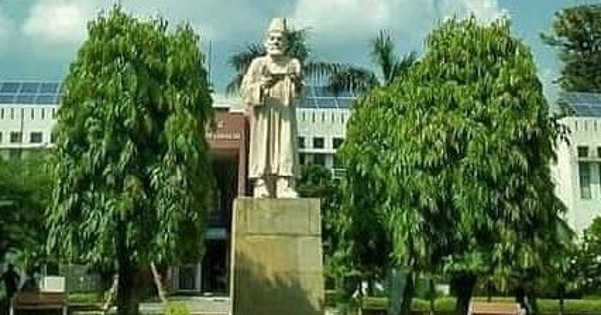 جامعہ میں غیر قانونی وصولی! داخلہ امتحان دینے آئے طلبہ سے بیگ اور موبائل رکھنے کے نام پر پیسے!