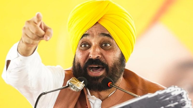 پنجاب کے ایک سرکاری اسکول میں طالب علموں سے 'ویٹر' کا کام کرایا گیا، ٹیچر معطل