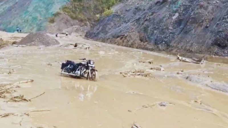 جموں و کشمیر: رام بن میں سیلاب اور لینڈ سلائیڈ سے حالات بدتر، جموں-سری نگر شاہراہ بند