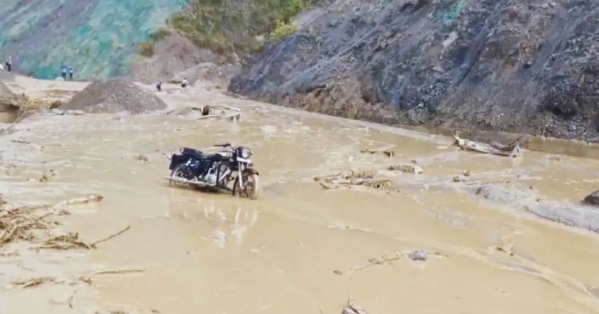جموں و کشمیر: رام بن میں سیلاب اور لینڈ سلائیڈ سے حالات بدتر، جموں-سری نگر شاہراہ بند