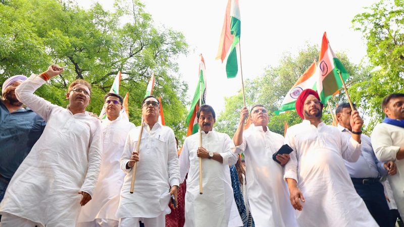 دہلی کانگریس نے ہندوستانی افواج کی حمایت میں نکالی ’جئے ہند یاترا‘، اجئے ماکن اور پون کھیڑا کی بھی شرکت