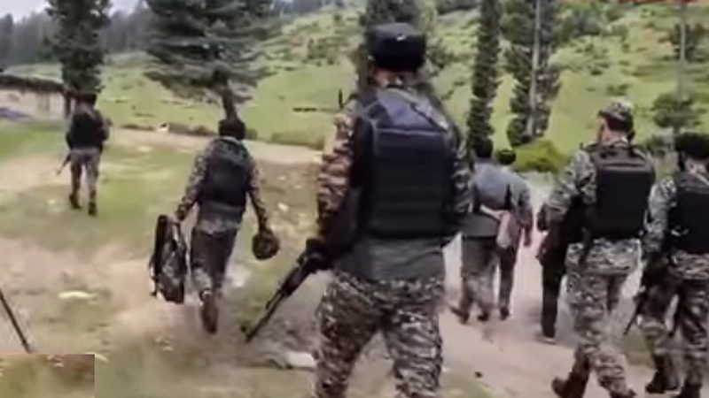 جموں و کشمیر: شوپیاں میں سلامتی دستوں نے دہشت گردوں کو گھیرا، 3 کے مارے جانے کی خبر