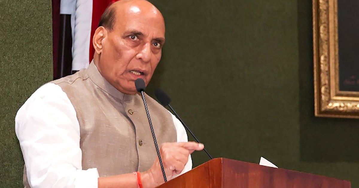 'آپریشن سندور' دہشت گردی کے ماتھے پر کھینچی گئی سرخ لکیر ہے، بھُج ایئربیس سے راجناتھ سنگھ کا خطاب